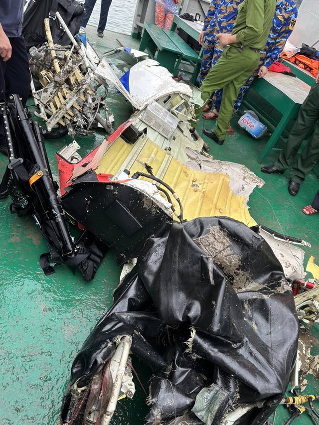 Cận cảnh những mảnh vỡ của chiếc máy bay trực thăng rơi được tìm thấy    - Ảnh 9.