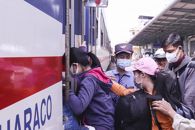 Tăng thêm tàu chạy tuyến TP. Hồ Chí Minh - Nha Trang trong dịp cao điểm hè - Ảnh 1.