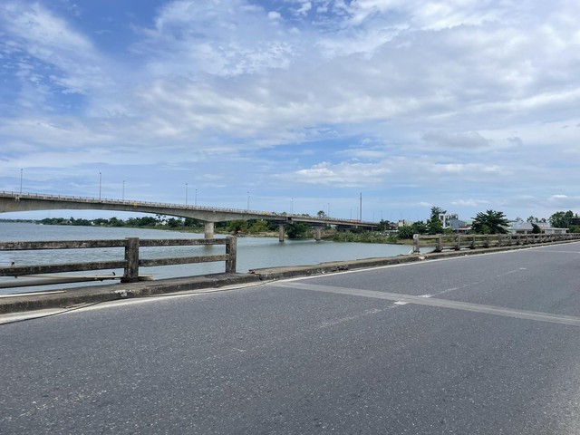 Lan can bảo vệ cầu Câu Lâu cũ ở Quảng Nam bất ngờ đứt gãy gây mất ATGT - Ảnh 3.