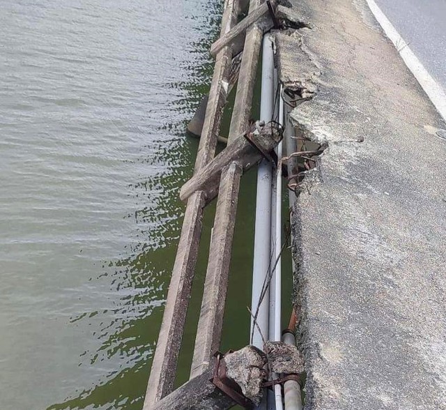 Lan can bảo vệ cầu Câu Lâu cũ ở Quảng Nam bất ngờ đứt gãy gây mất ATGT - Ảnh 2.
