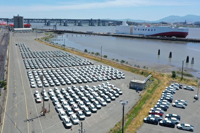 Lô 1.879 chiếc xe điện VinFast VF 8 vừa cập cảng California để chuẩn bị bàn giao đến tay khách hàng Mỹ.