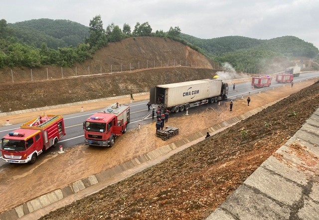 Xe container bất ngờ bốc cháy trên cao tốc Cam Lộ - La Sơn  - Ảnh 3.
