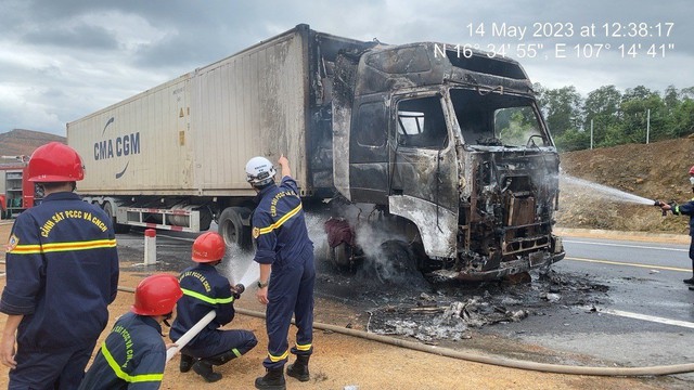Xe container bất ngờ bốc cháy trên cao tốc Cam Lộ - La Sơn  - Ảnh 1.