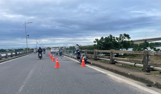 Tổ chức giao thông, khắc phục hư hỏng trên cầu Câu Lâu tuyến QL1A cũ qua Quảng Nam - Ảnh 1.