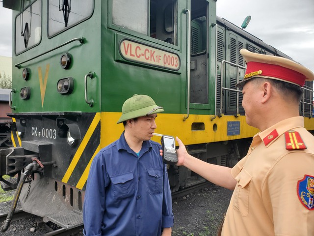 Công an Quảng Ninh kiểm tra đột xuất việc đảm bảo ATGT trên các tuyến đường sắt - Ảnh 1.