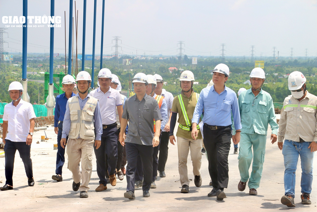 Thứ trưởng Nguyễn Duy Lâm kiểm tra dự án cầu Mỹ Thuận 2 - Ảnh 1.