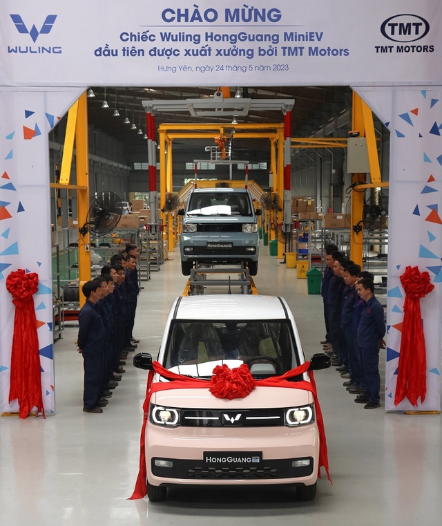Chiếc xe điện HongGuang MiniEV đầu tiên vừa xuất xưởng tại nhà máy TMT Motors.