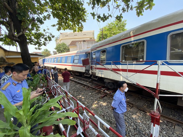 Tàu SE1 trật đường ray ở Huế khiến nhiều hành khách hoảng loạn - Ảnh 3.