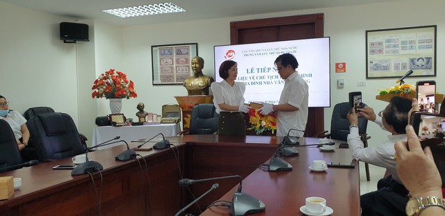 Trung tâm Lưu trữ quốc gia III tiếp nhận tư liệu của Nhà văn Sơn Tùng - Ảnh 1.