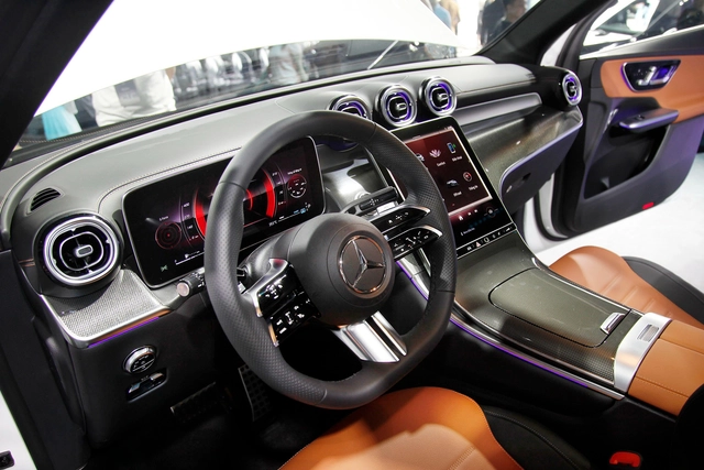 Khoang nội thất trên phiên bản Mercedes GLC 300 4Matic.