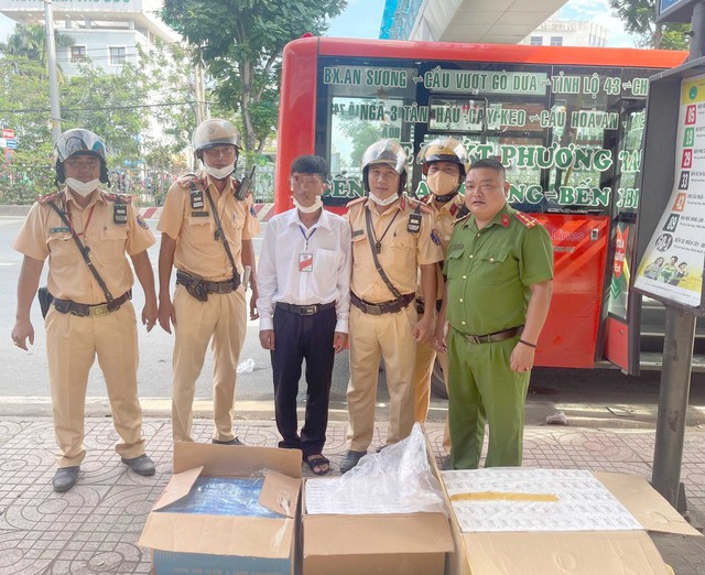 TP.HCM: CSGT phát hiện xe buýt Phương Trang chở 1.700 gói thuốc lá nghi nhập lậu  - Ảnh 1.