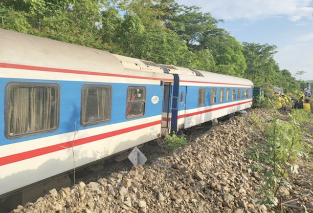 Khắc phục xong sự cố tàu SE2 bị trật bánh tại Bình Thuận, thông tuyến đường sắt Bắc-Nam - Ảnh 1.