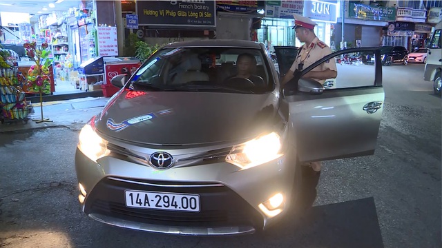 Công an Quảng Ninh khởi tố lái xe &quot;taxi dù&quot; chống người thi hành công vụ - Ảnh 2.