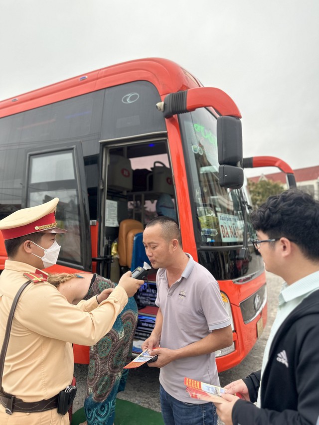 Quảng Bình: Lượng hành khách đi xe khách tăng trên 110% - Ảnh 3.