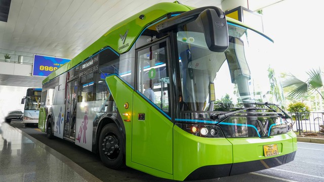 Từ hôm nay (1/7), vận hành xe buýt điện miễn phí giữa hai nhà ga sân bay Nội Bài - Ảnh 1.