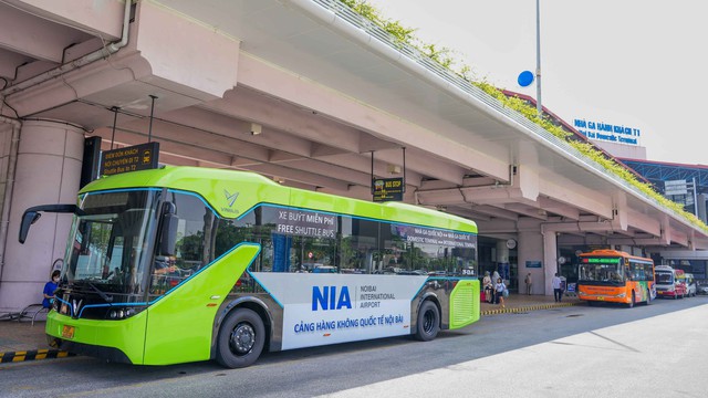 Từ hôm nay (1/7), vận hành xe buýt điện miễn phí giữa hai nhà ga sân bay Nội Bài - Ảnh 2.