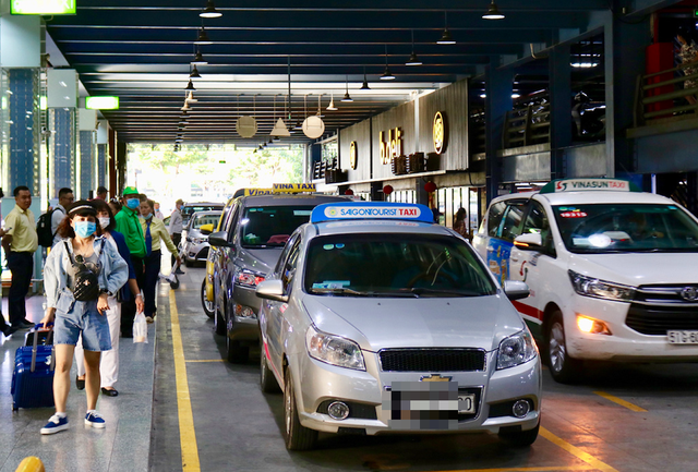 Rà soát, xử lý nghiêm các hãng taxi, xe công nghệ gian lận giá cước tại cảng hàng không - Ảnh 1.