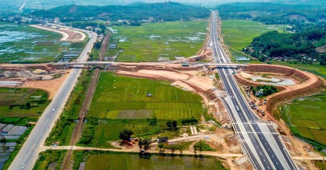 Sớm hoàn thành nút giao Dung Quất trên cao tốc Đà Nẵng - Quảng Ngãi - Ảnh 1.