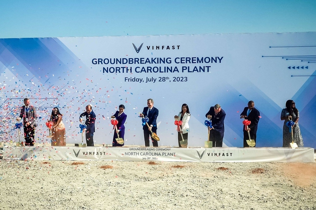 Lễ khởi công nhà máy sản xuất xe điện VinFast tại bang Bắc Carolina, Mỹ, ngày 29/7/2023 theo giờ Việt Nam. Thế giới xe tuần qua