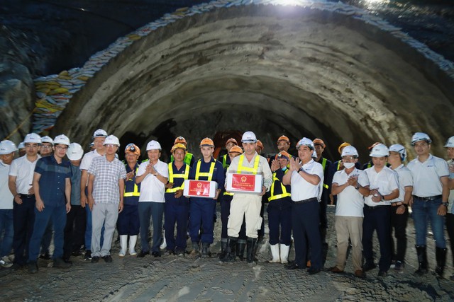 Nhà thầu dự kiến rút ngắn 4 tháng thi công hầm lớn nhất trên cao tốc Quảng Ngãi - Hoài Nhơn - Ảnh 1.