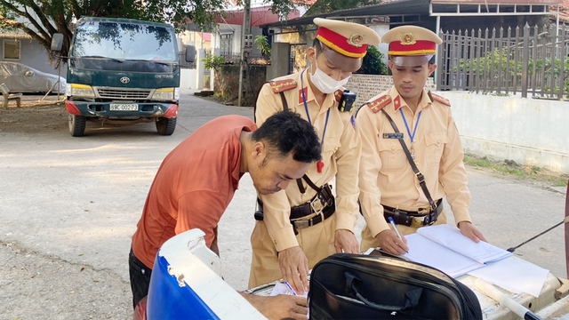 CSGT Bắc Ninh xử phạt gần 4.000 trường hợp vi phạm giao thông - Ảnh 2.