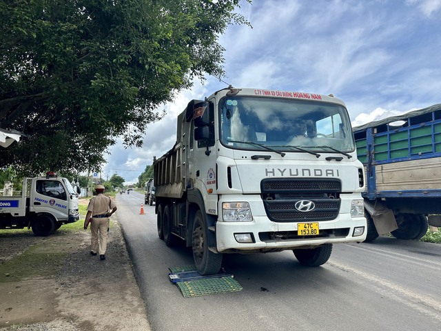 CSGT Đắk Lắk xử lý xe quá tải đi vào đường 10 tấn sau phản ánh của Tạp chí GTVT - Ảnh 2.