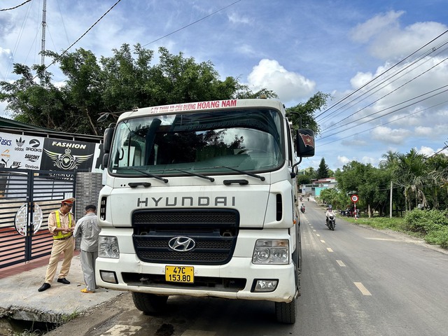 CSGT Đắk Lắk xử lý xe quá tải đi vào đường 10 tấn sau phản ánh của Tạp chí GTVT - Ảnh 1.