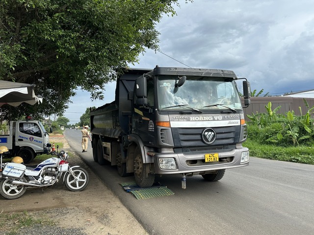 CSGT Đắk Lắk xử lý xe quá tải đi vào đường 10 tấn sau phản ánh của Tạp chí GTVT - Ảnh 6.