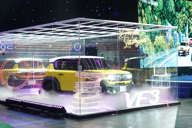 Mẫu xe ô tô điện mini VinFast VF 3 lần đầu tiên xuất hiện tại Việt Nam.