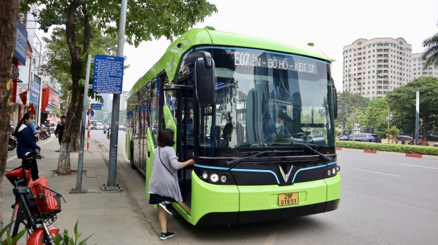 Bộ GTVT thống nhất với Hà Nội mở tuyến xe buýt điện E10 Khu đô thị Ocean Park – Nội Bài - Ảnh 1.