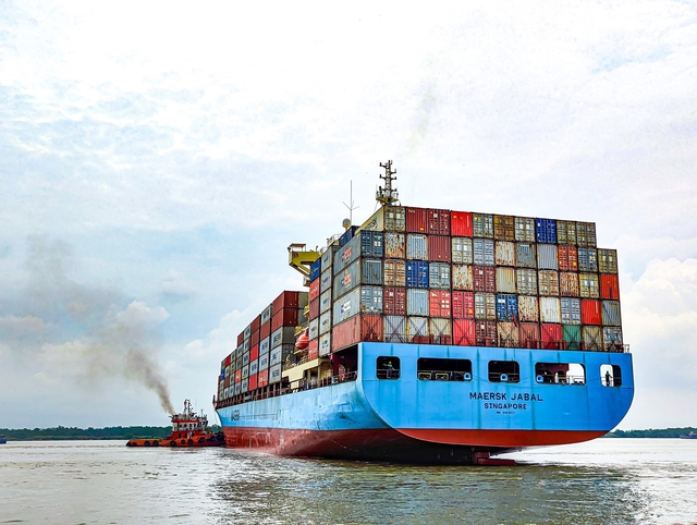Cận cảnh tàu container lớn nhất của hãng tàu Maersk từng vào khu vực cảng Hải Phòng - Ảnh 1.
