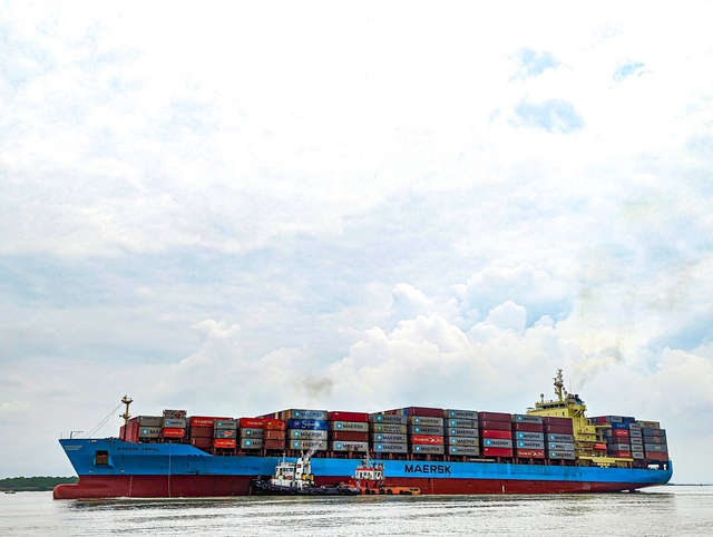 Cận cảnh tàu container lớn nhất của hãng tàu Maersk từng vào khu vực cảng Hải Phòng - Ảnh 2.