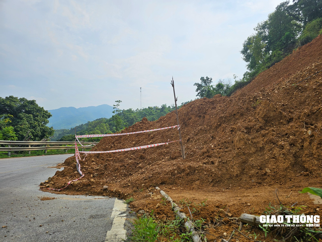 Lạng Sơn: Nhiều tuyến quốc lộ bị sạt lở do mưa lớn kéo dài - Ảnh 1.