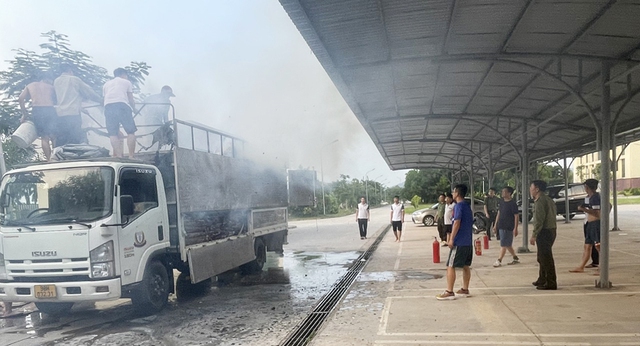 Công an tỉnh Bắc Giang kịp thời dập lửa cứu xe tải phát cháy - Ảnh 1.