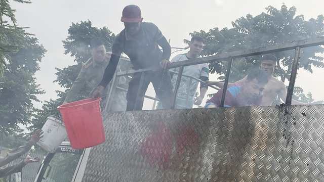 Công an tỉnh Bắc Giang kịp thời dập lửa cứu xe tải phát cháy - Ảnh 2.