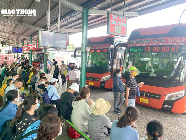 TP.HCM: Hành khách đi lại đông tại các bến xe, giá vé tăng không quá 40% dịp Lễ 2/9 - Ảnh 1.