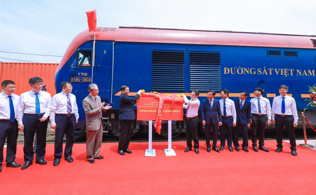 Đường sắt đón chuyến tàu đầu tiên hành trình 2.700km, kết nối tỉnh Hà Bắc (Trung Quốc) và Hà Nội - Ảnh 1.