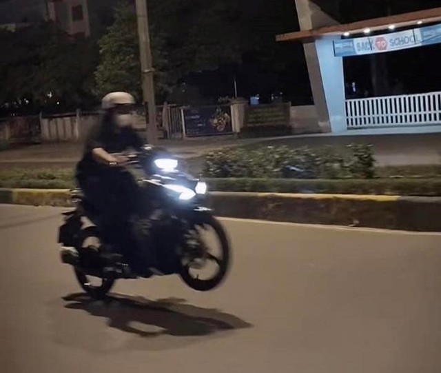 Quảng Trị: Nữ sinh viên điều khiển xe máy 'làm xiếc' trên đường Hùng Vương    - Ảnh 2.