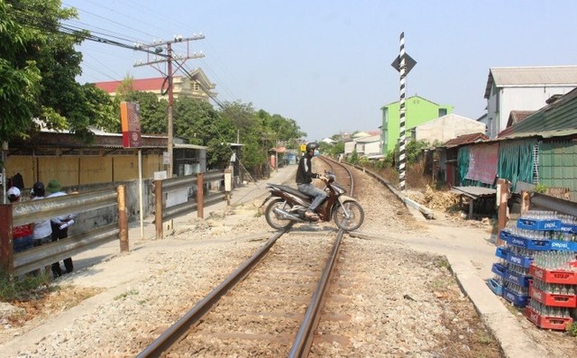 Yêu cầu xóa bỏ lối đi tự mở qua đường sắt ở Bình Thuận - Ảnh 1.