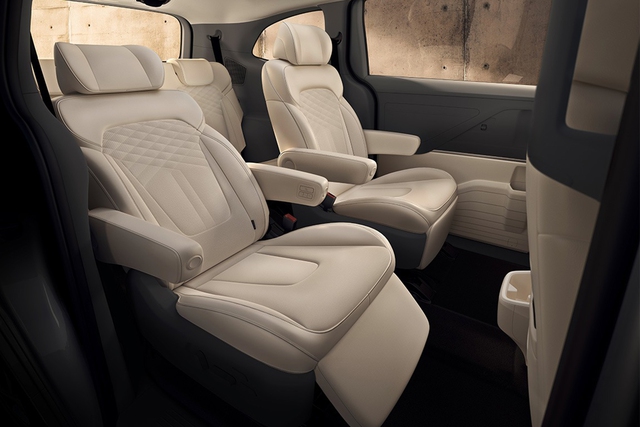 Hyundai Custo có cấu hình 7 chỗ ngồi với lối đi ở hàng ghế giữa tương tự kiểu sắp xếp của Kia Carnival.