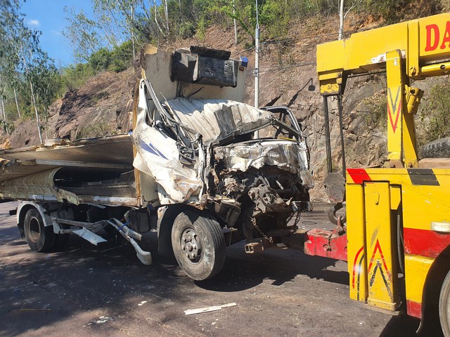 Video xe tải mất lái tông vào vách núi trên QL1D, tài xế tử vong - Ảnh 2.