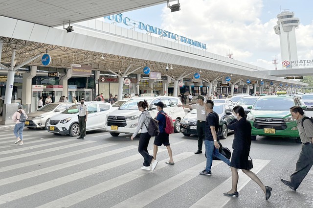 Sân bay Tân Sơn Nhất chống ùn tắc và taxi &quot;chặt chém&quot; hành khách trong dịp lễ Quốc khánh 2/9 - Ảnh 2.