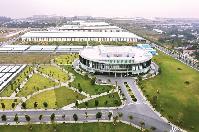 Toàn cảnh nhà máy sản xuất xe điện VinFast tại Hải Phòng nhìn từ trên cao.