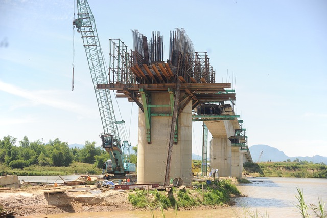 Đẩy nhanh tiến độ các dự án cầu nơi rốn lũ Quảng Nam trước mùa mưa bão - Ảnh 7.