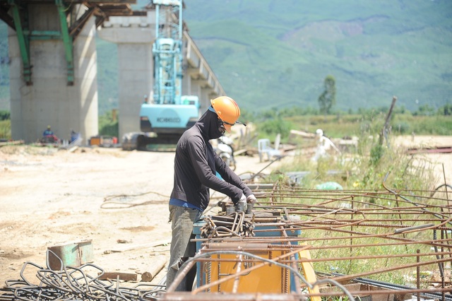 Đẩy nhanh tiến độ các dự án cầu nơi rốn lũ Quảng Nam trước mùa mưa bão - Ảnh 4.