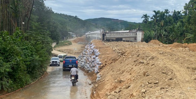 Đẩy nhanh tiến độ các dự án cầu nơi rốn lũ Quảng Nam trước mùa mưa bão - Ảnh 2.