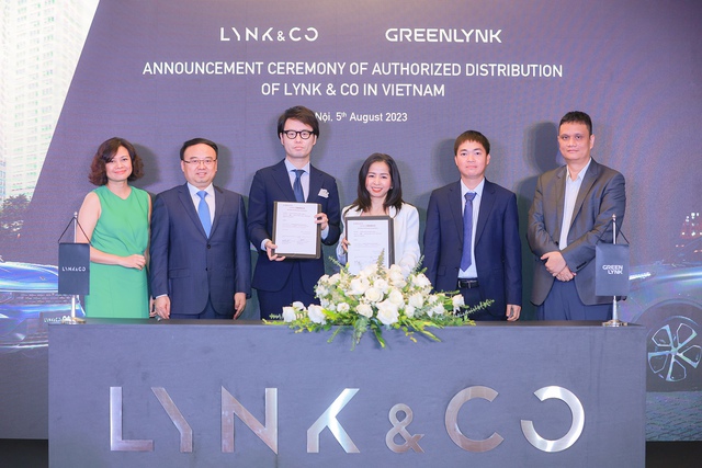 Đại diện Lynk & Co Automobile International Sales Co.Ltd và GreenLynk Automotives ký kết hợp tác tại Việt Nam.