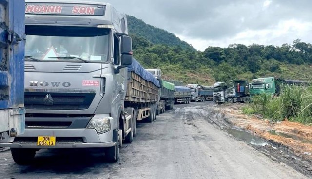 Xử lý nghiêm xe quá tải qua cửa khẩu quốc tế La Lay - Quảng Trị - Ảnh 1.