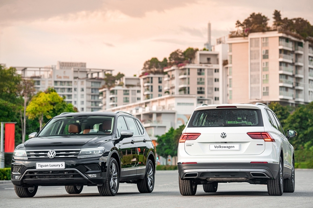 Volkswagen Tiguan nằm ở phân khúc SUV cỡ C cùng với Honda CR-V, Hyundai Tucson và Mazda CX-5 song được định vị cao cấp hơn.