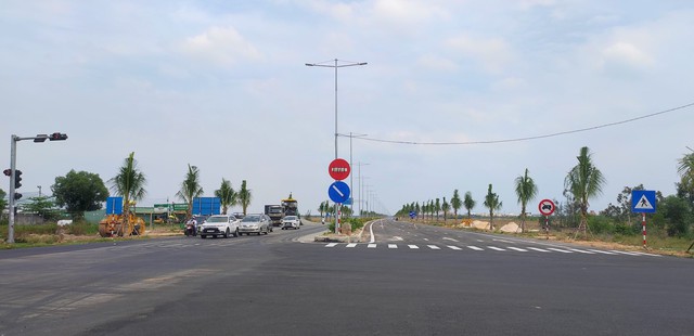 Tuyến đường ven biển Võ Chí Công ở Quảng Nam chính thức thông xe qua làn mới từ hôm nay - Ảnh 2.